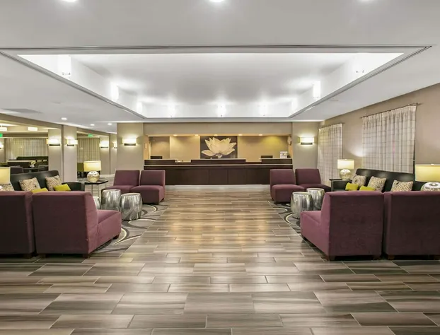 La Quinta Inn & Suites by Wyndham DFW Airport South / Irving hotel detail image 3