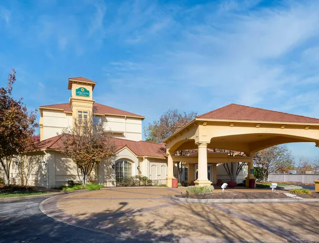 La Quinta Inn & Suites by Wyndham St. Louis Westport hotel detail image 3