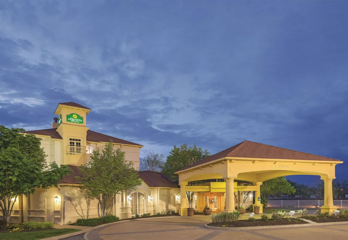 La Quinta Inn & Suites by Wyndham St. Louis Westport hotel hero