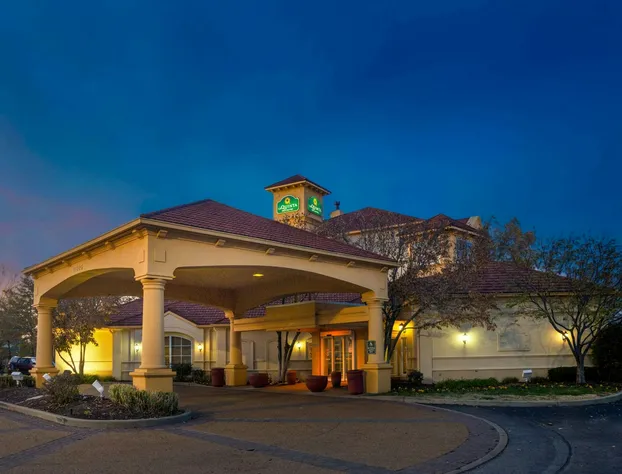 La Quinta Inn & Suites by Wyndham St. Louis Westport hotel detail image 2
