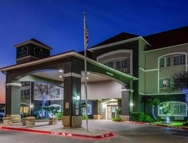 La Quinta Inn & Suites by Wyndham Laredo Airport hotel detail image 3