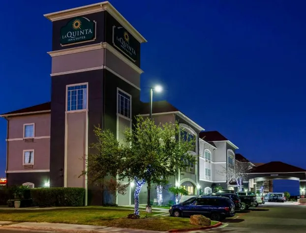 La Quinta Inn & Suites by Wyndham Laredo Airport hotel detail image 2