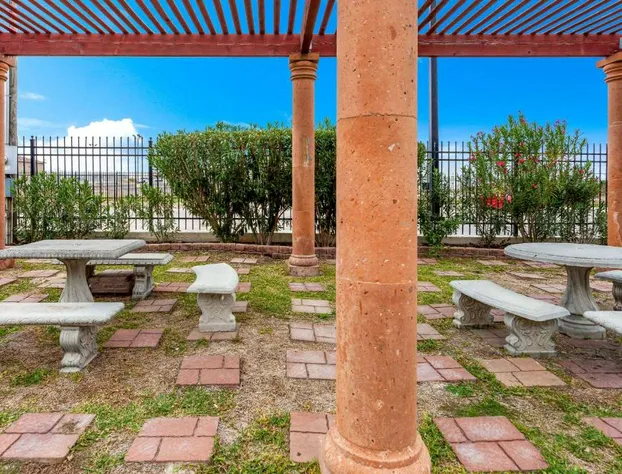 La Quinta Inn & Suites by Wyndham Laredo Airport hotel detail image 4