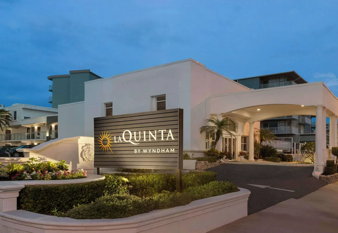 La Quinta Inn & Suites by Wyndham Oceanfront Daytona Beach hotel hero