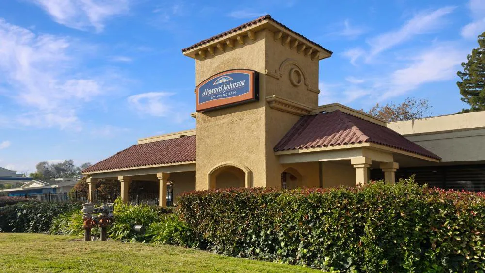 Howard Johnson by Wyndham Sacramento Downtown hotel hero