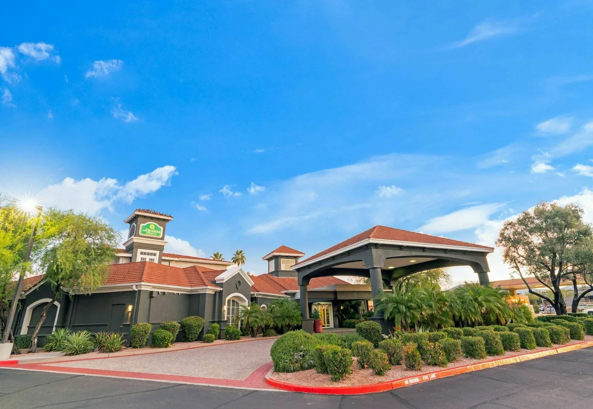 La Quinta Inn & Suites by Wyndham Phoenix Scottsdale hotel hero