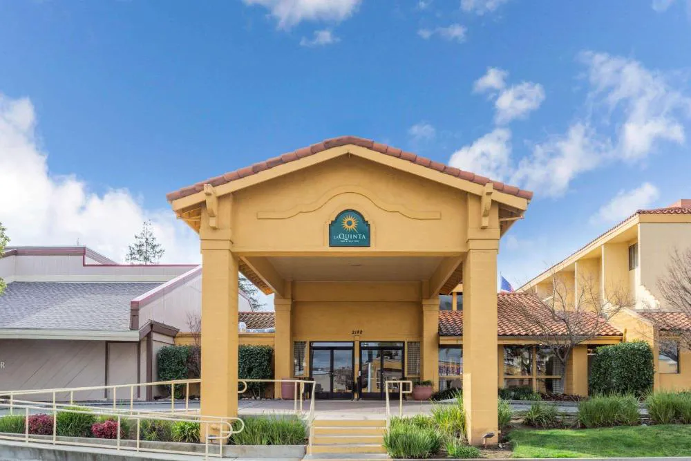 La Quinta Inn & Suites by Wyndham Redding hotel hero