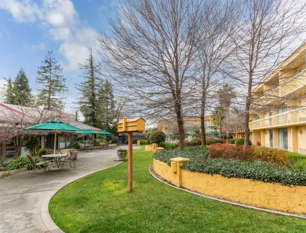 La Quinta Inn & Suites by Wyndham Redding hotel detail image 2