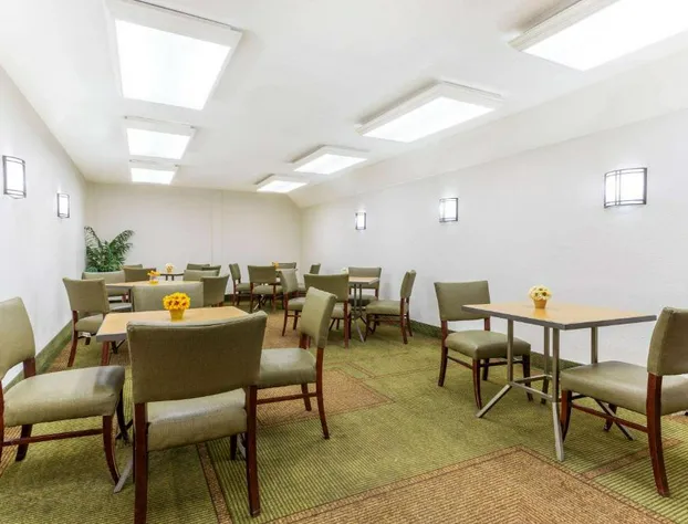 La Quinta Inn & Suites by Wyndham Redding hotel detail image 4