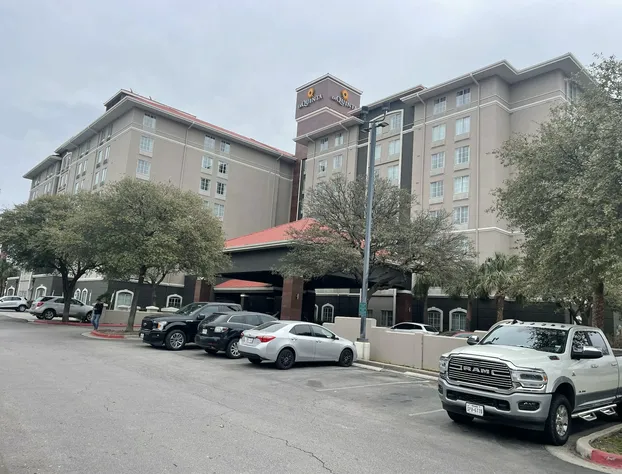 La Quinta Inn & Suites by Wyndham San Antonio Airport hotel detail image 1