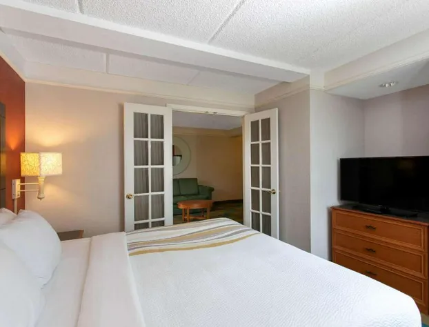 La Quinta Inn & Suites by Wyndham Jacksonville Butler Blvd hotel detail image 2