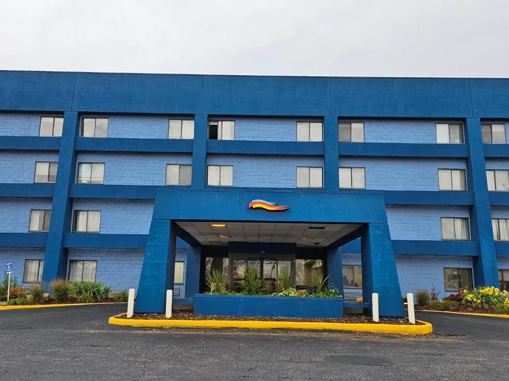 Baymont by Wyndham Davenport hotel hero