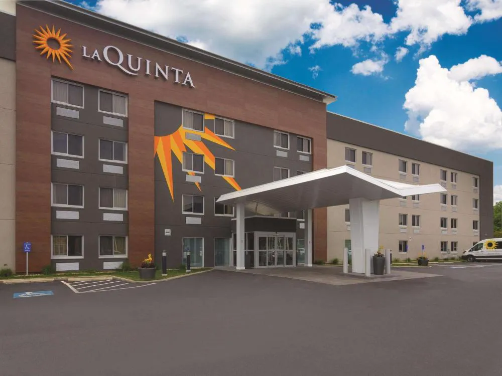 La Quinta Inn & Suites by Wyndham Cleveland - Airport North hotel hero