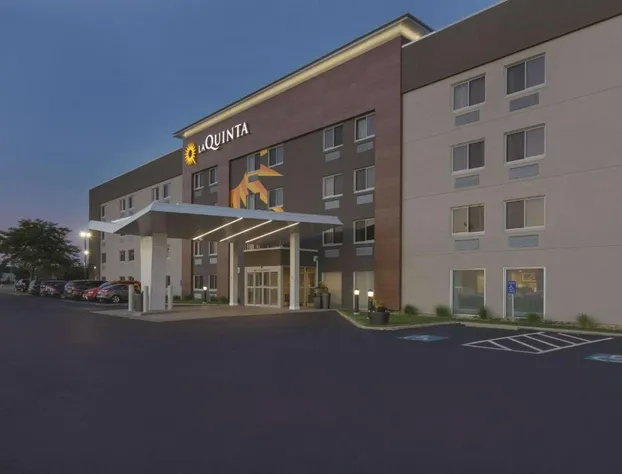 La Quinta Inn & Suites by Wyndham Cleveland - Airport North hotel detail image 1