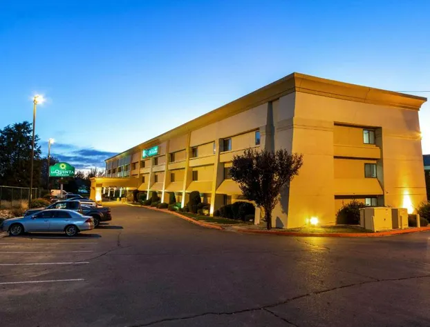 La Quinta Inn & Suites by Wyndham Albuquerque Journal Ctr NW hotel detail image 2