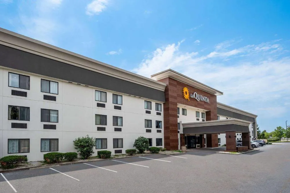 La Quinta Inn by Wyndham Indianapolis Airport Executive Dr hotel hero