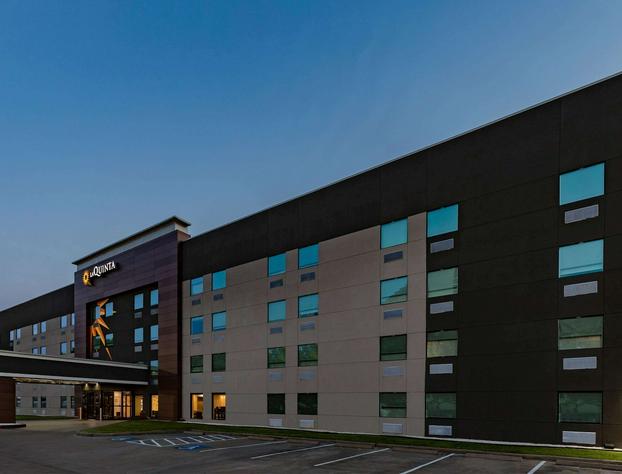 La Quinta Inn & Suites by Wyndham Houston Southwest hotel detail image 3