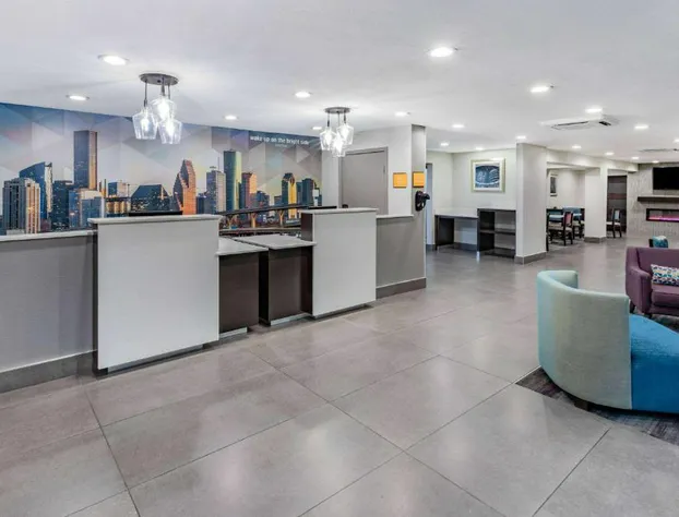 La Quinta Inn & Suites by Wyndham Houston Southwest hotel detail image 2