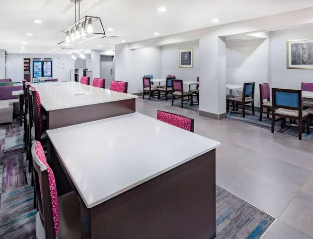 La Quinta Inn & Suites by Wyndham Houston Southwest hotel detail image 4