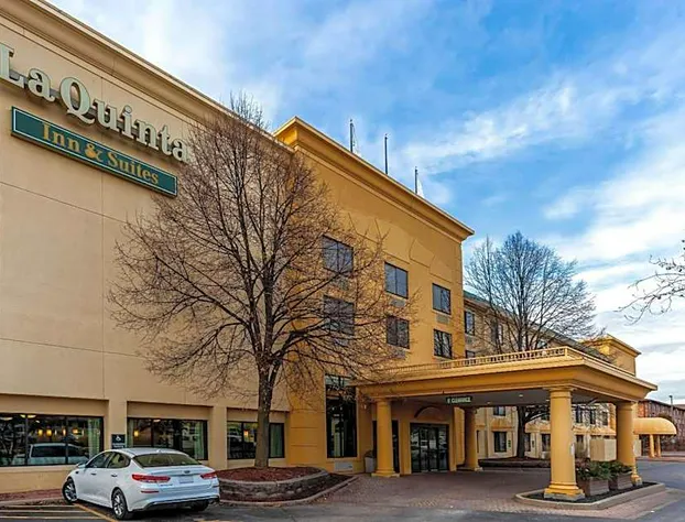 La Quinta Inn & Suites by Wyndham Milwaukee Bayshore Area hotel detail image 1