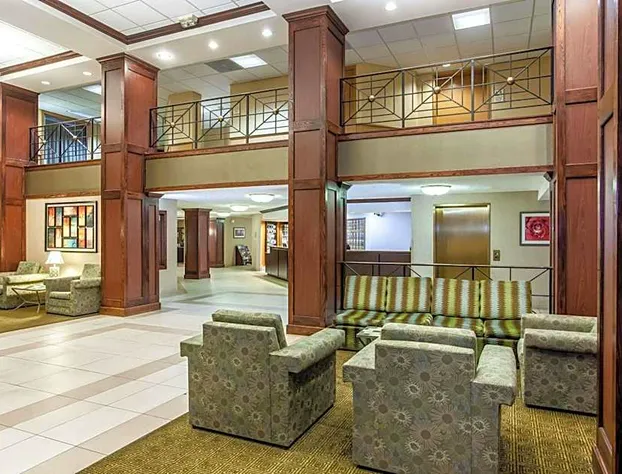 La Quinta Inn & Suites by Wyndham Milwaukee Bayshore Area hotel detail image 2