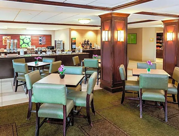 La Quinta Inn & Suites by Wyndham Milwaukee Bayshore Area hotel detail image 3