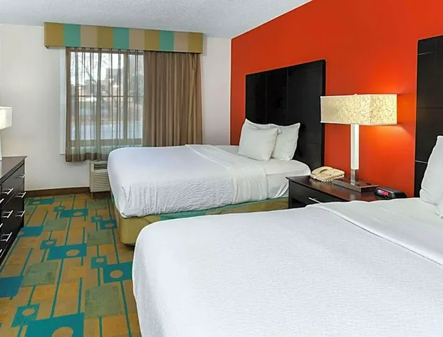 La Quinta Inn & Suites by Wyndham Milwaukee Bayshore Area hotel detail image 4