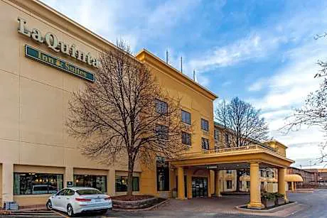 La Quinta Inn & Suites by Wyndham Milwaukee Bayshore Area hotel hero