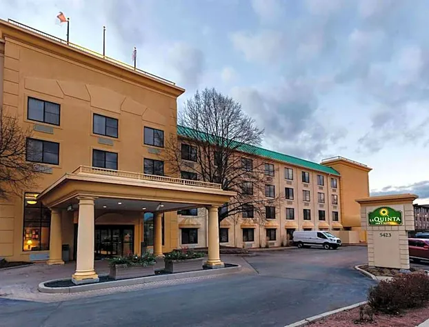 La Quinta Inn & Suites by Wyndham Milwaukee Bayshore Area hotel detail image 2