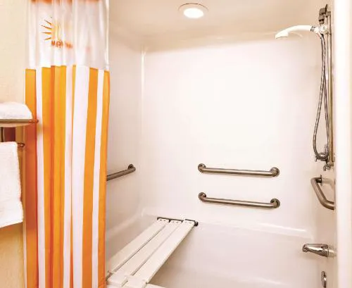 La Quinta Inn & Suites by Wyndham St. Petersburg Northeast hotel detail image 4