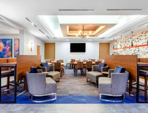 La Quinta Inn & Suites by Wyndham St. Petersburg Northeast hotel detail image 3