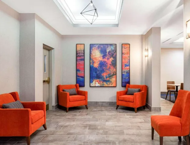 La Quinta Inn & Suites by Wyndham St. Petersburg Northeast hotel detail image 3