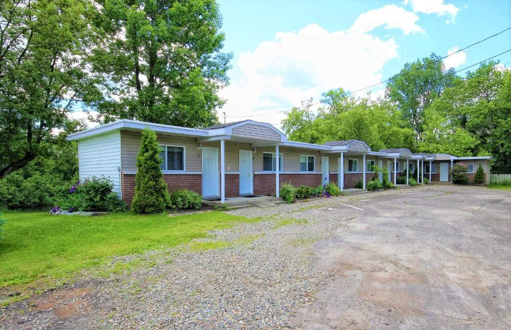 Motel Des Deux Lacs Inc hotel hero