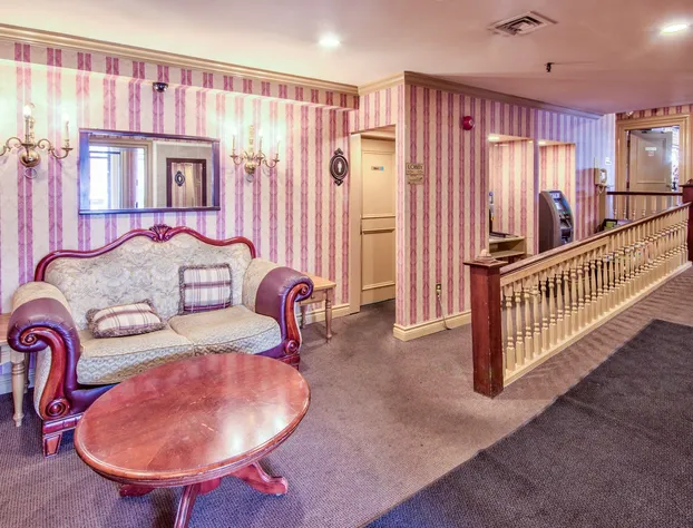 QueenS Inn at Stratford hotel detail image 3