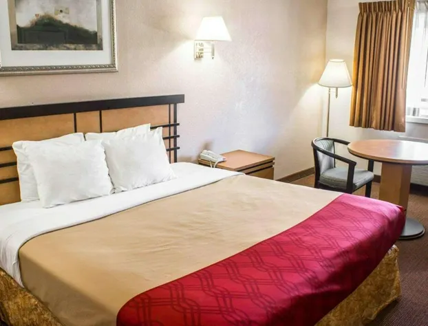 Econo Lodge Inn & Suites Colonie Center Mall hotel detail image 3