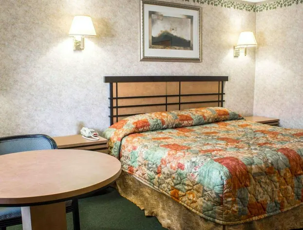 Econo Lodge Inn & Suites Colonie Center Mall hotel detail image 4