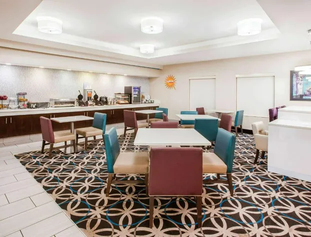 La Quinta Inn & Suites by Wyndham Cincinnati Airpt Florence hotel detail image 4