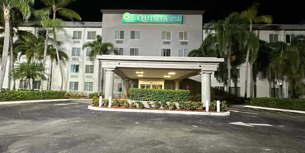 La Quinta Inn & Suites by Wyndham Sawgrass hotel hero