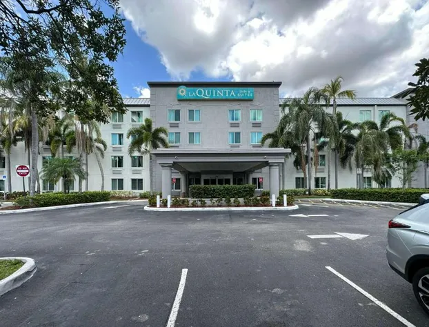La Quinta Inn & Suites by Wyndham Sawgrass hotel detail image 1