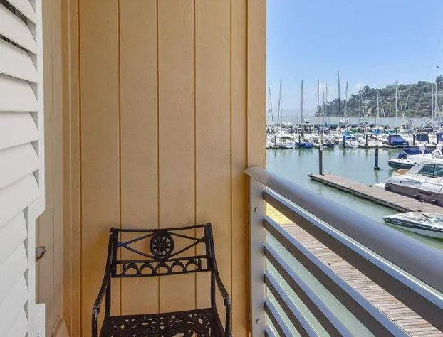 Waters Edge Hotel hotel detail image 4