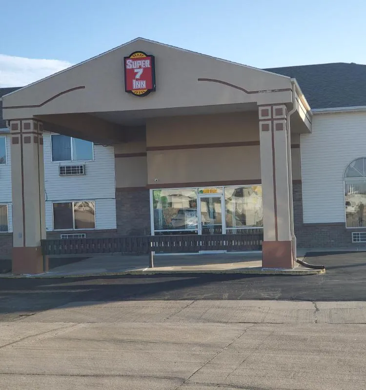 Super 7 Inn hotel hero