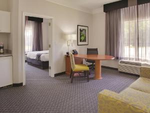 La Quinta Inn & Suites by Wyndham Houston West Park 10 hotel detail image 1
