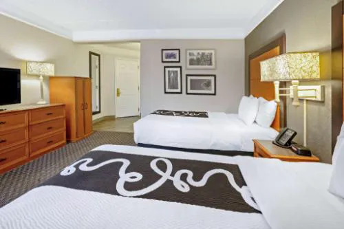 La Quinta Inn & Suites by Wyndham Houston West Park 10 hotel detail image 3