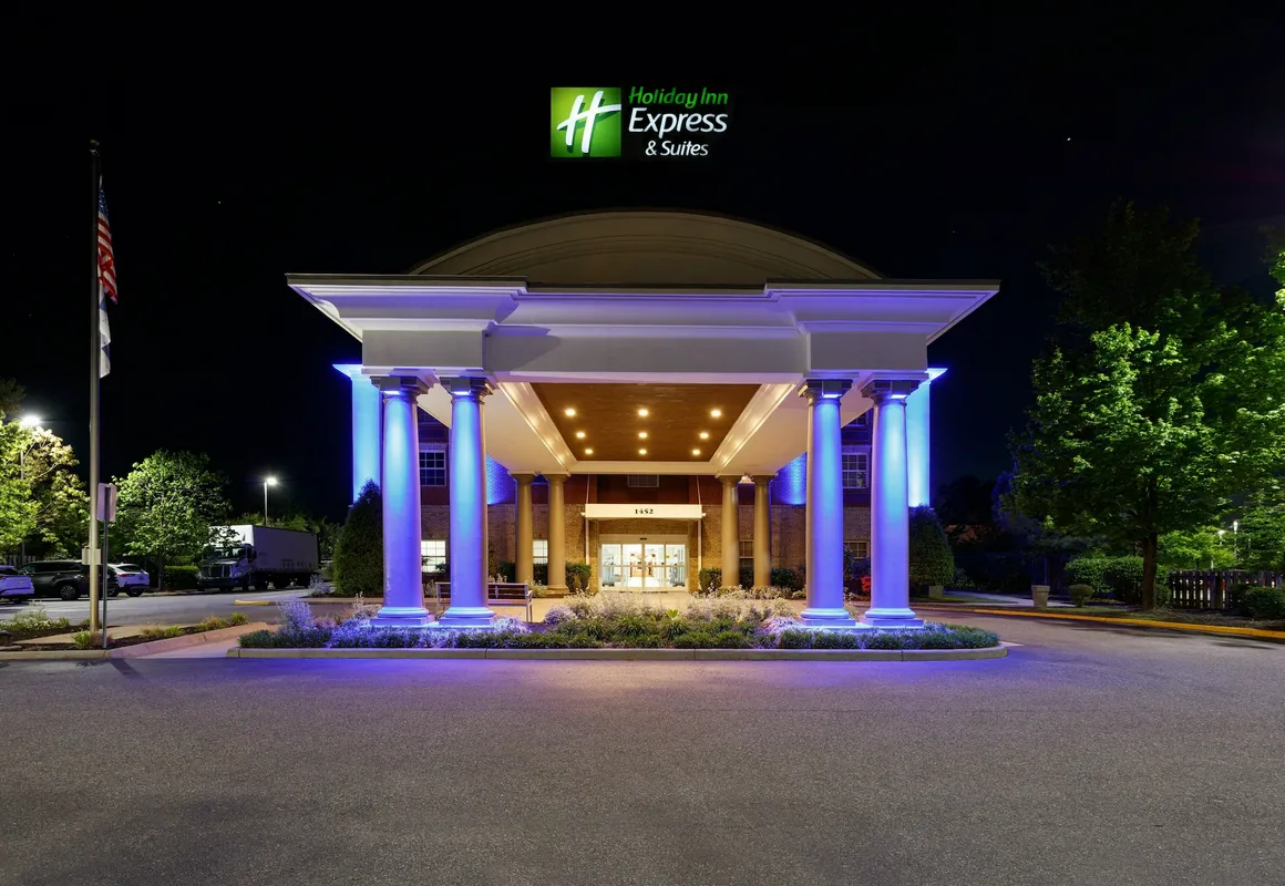 Holiday Inn Express & Suites Williamsburg by IHG hotel hero
