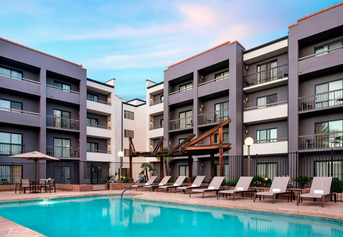 Courtyard by Marriott Phoenix Airport hotel hero