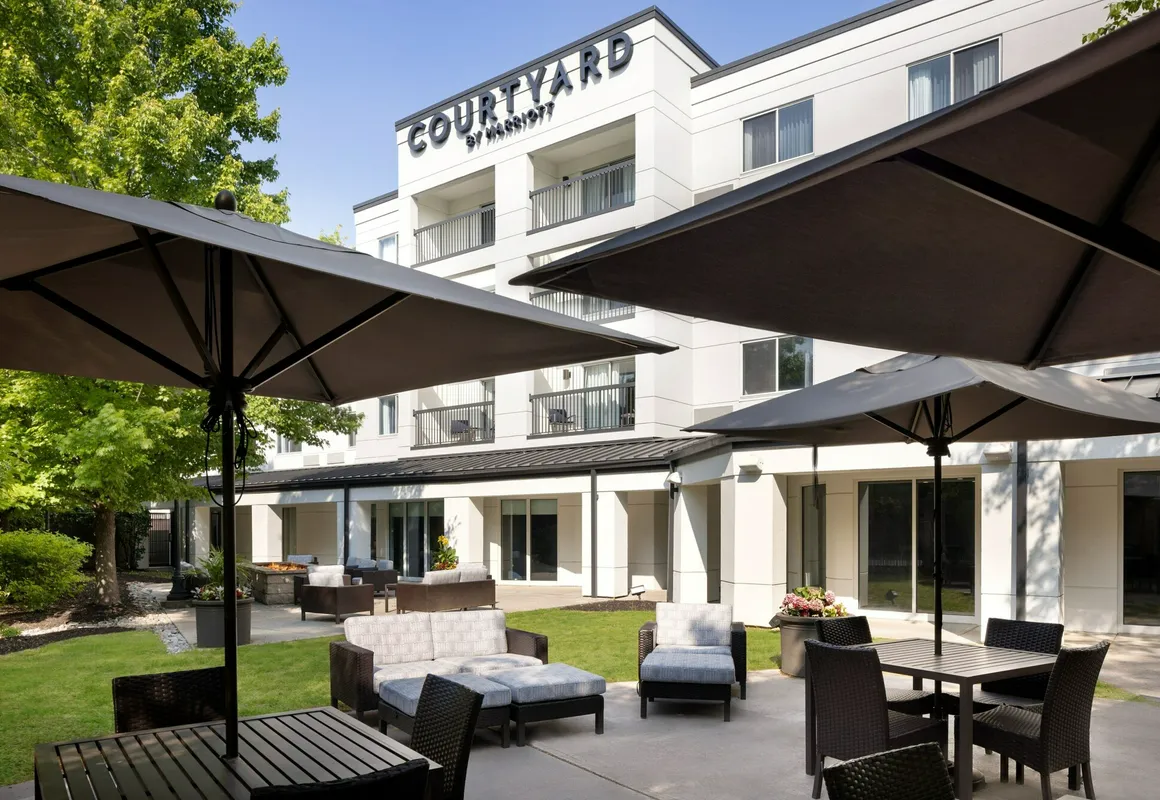 Courtyard by Marriott Edison Woodbridge hotel hero