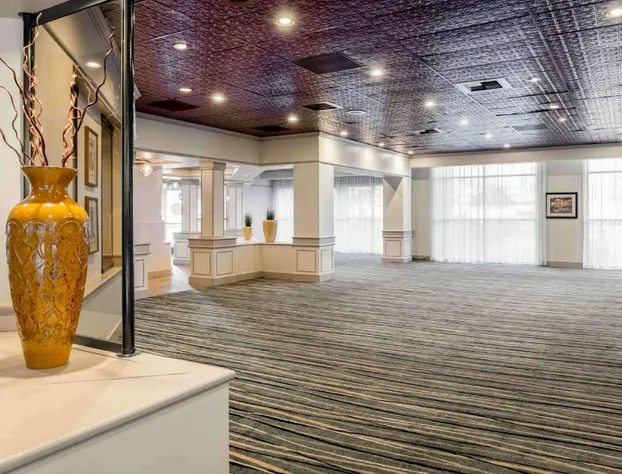 Embassy Suites by Hilton Seattle Tacoma International Airport hotel detail image 4