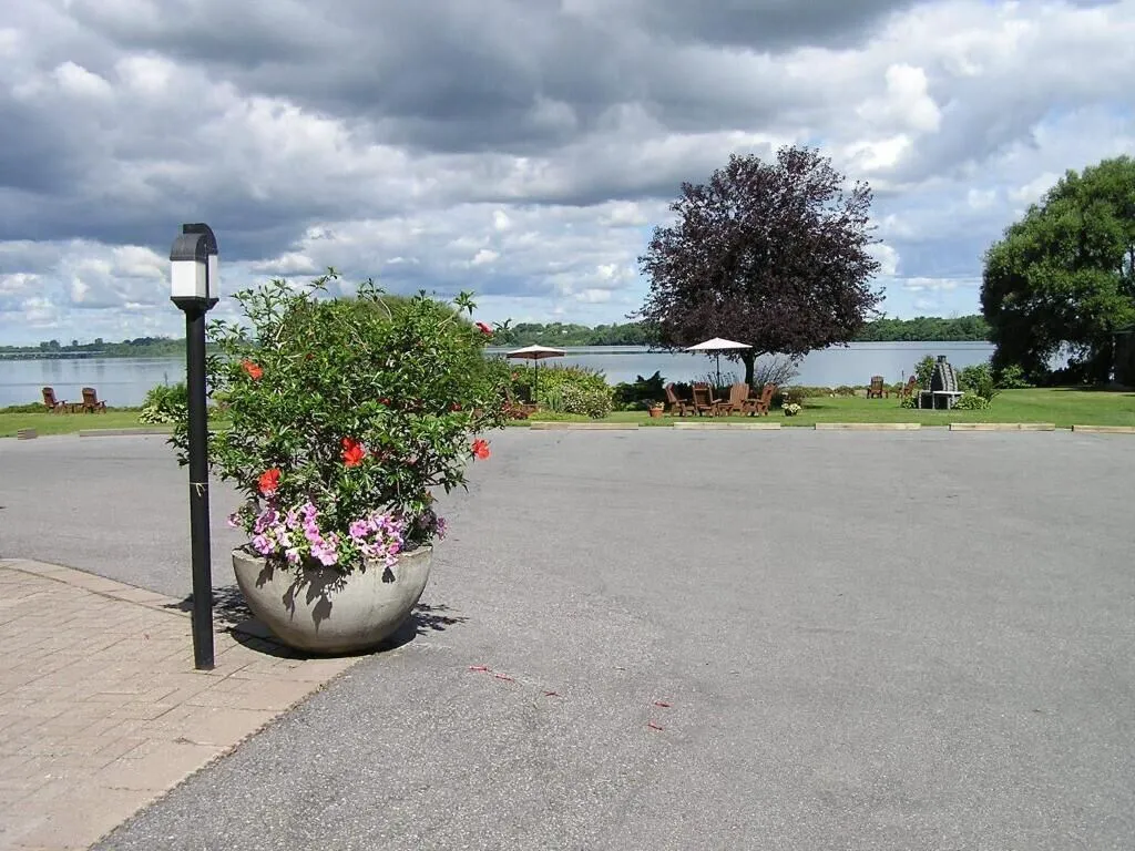 Hotel Oasis Lac StLouis hotel hero