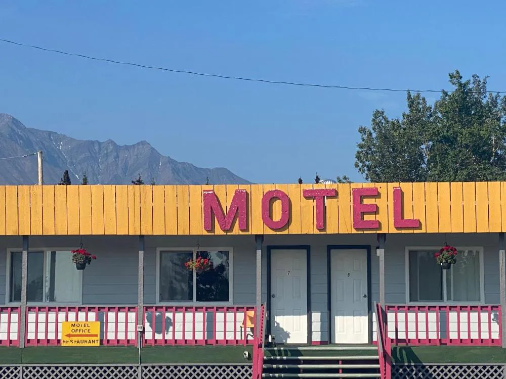 Glacier View Inn hotel hero