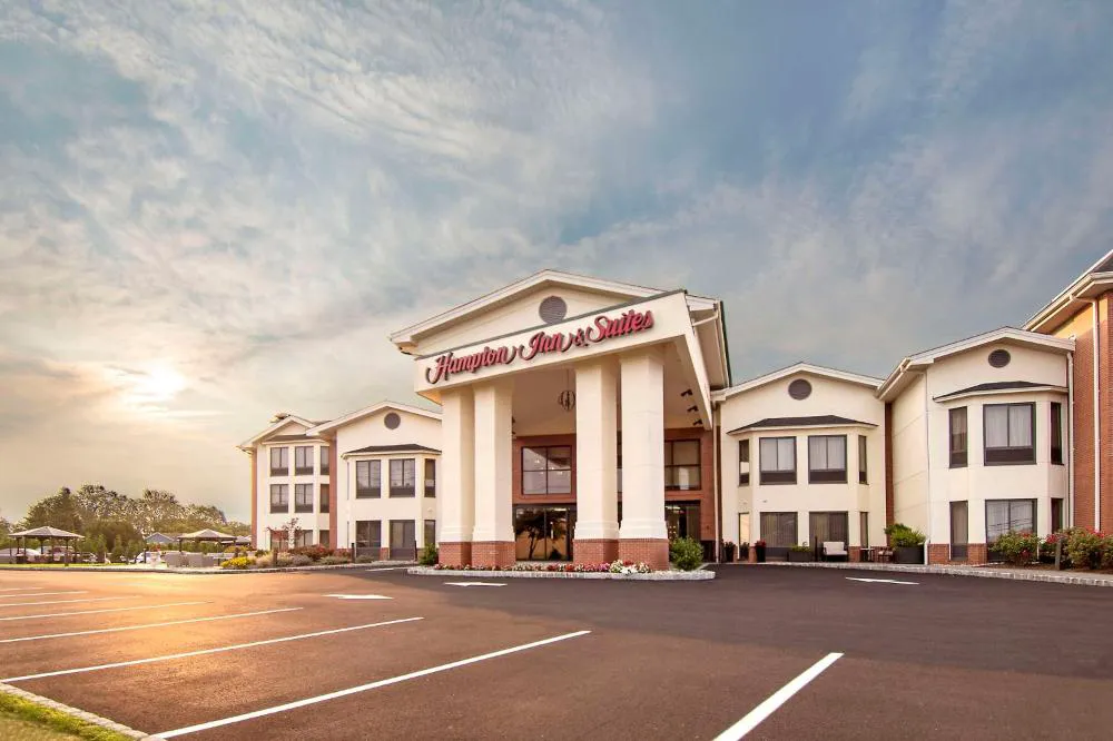 Hampton Inn & Suites Fairfield hotel hero